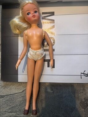 Vintage Sindy doll with outfits